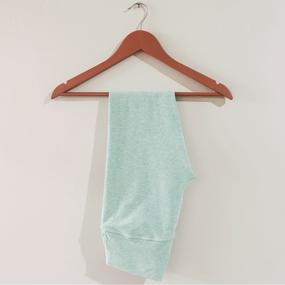 alo yoga | alosoft high-waist 7/8 highlight legging in honeydew heather ↷